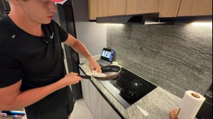 thumbnail of paradeev1ch